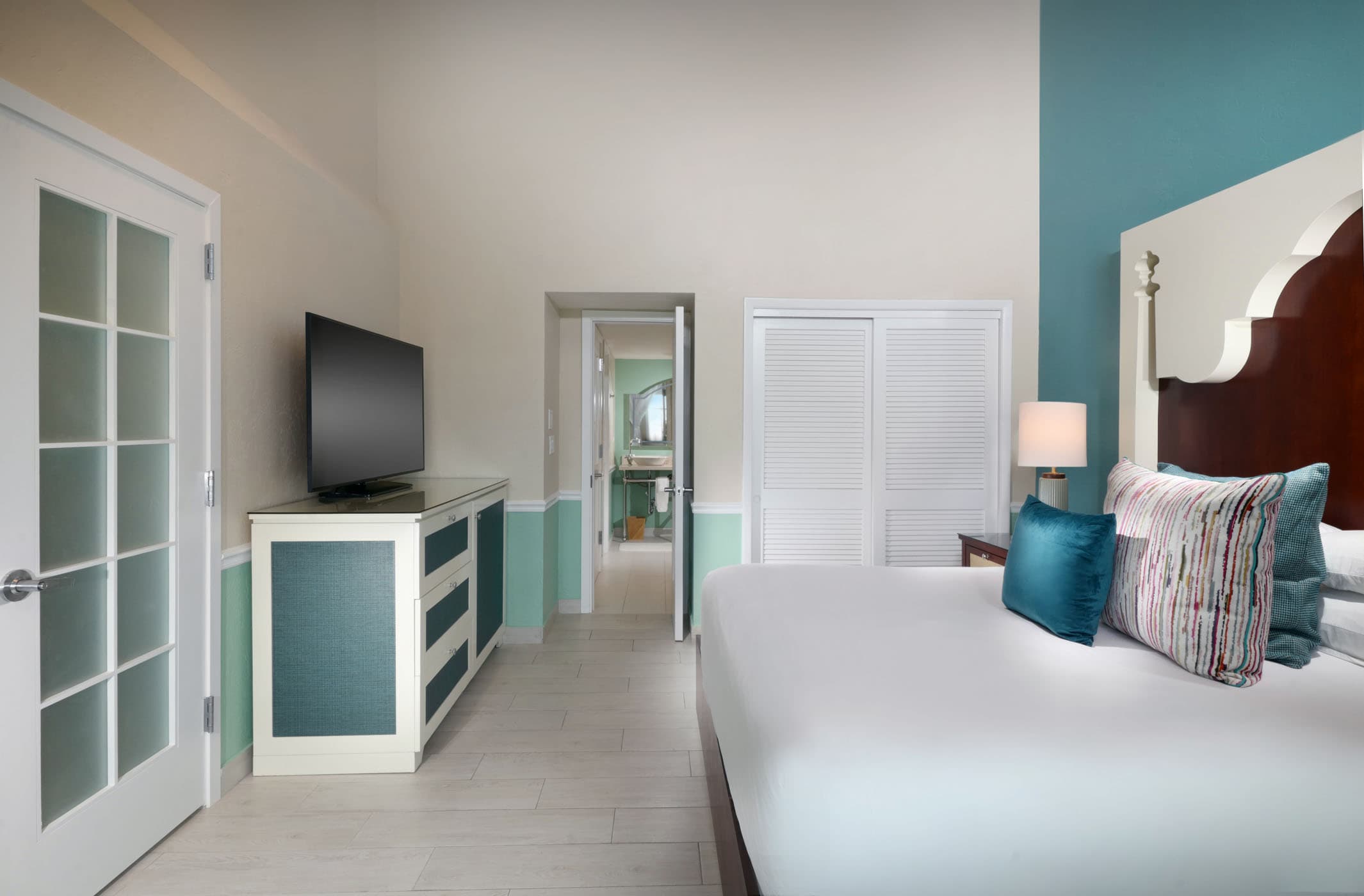 A 1 bedroom with a dress and Tv at Ocean Key