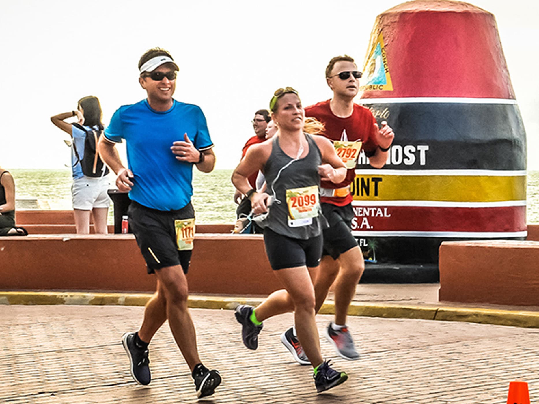 3 people running a marathon